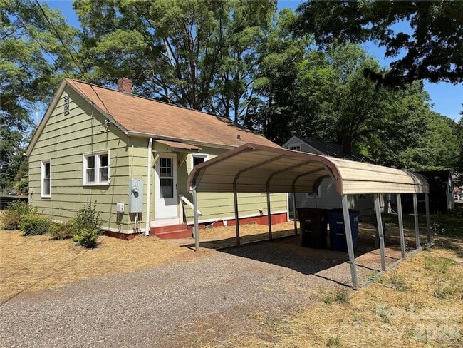 Building Photo - 704 N Miller Ave