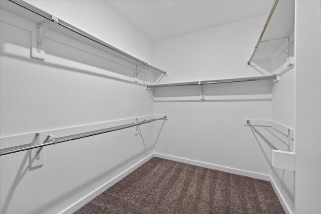 Building Photo - Spacious 5-Bedroom, 4-Bath Home with Washer, Dryer & Refrigerator