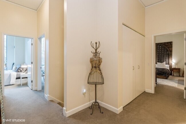 Building Photo - 201 N Westshore Dr