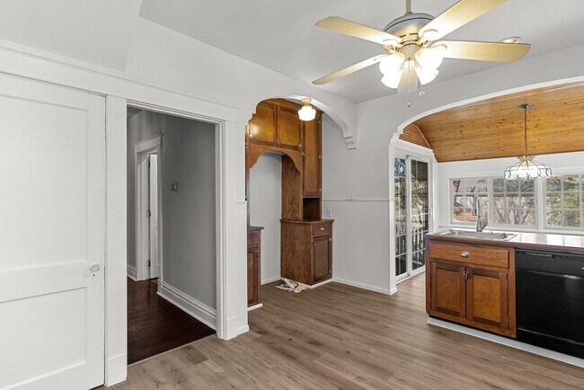 Building Photo - Charming 2+ Bedroom in Shrewsbury – Walkable Neighborhood & Pet-Friendly!