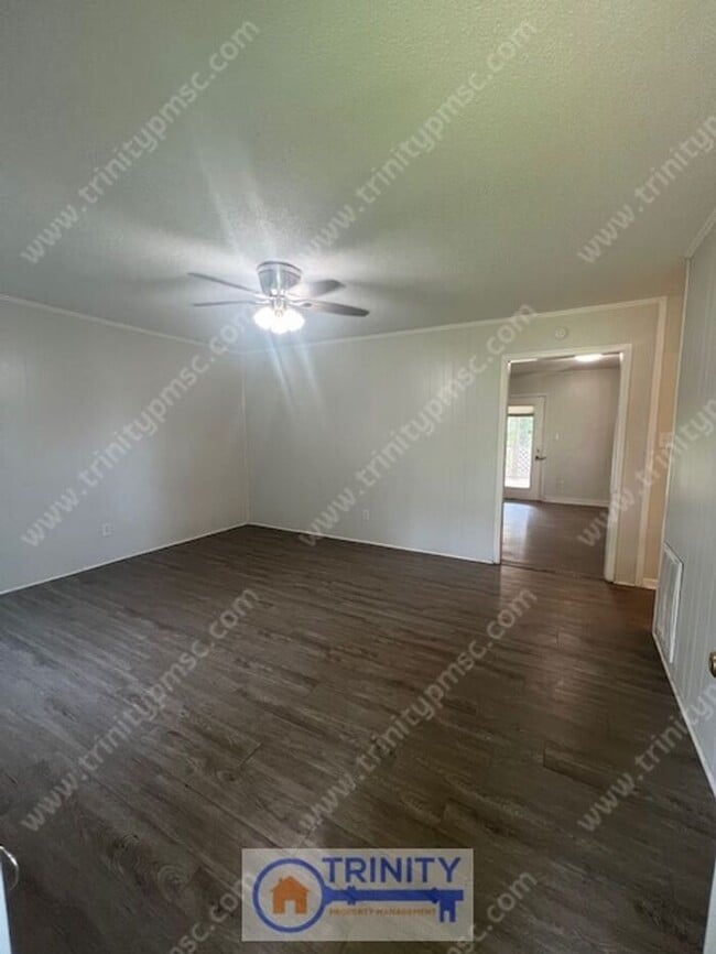 Building Photo - CUTE 3 BED BRICK HOUSE!