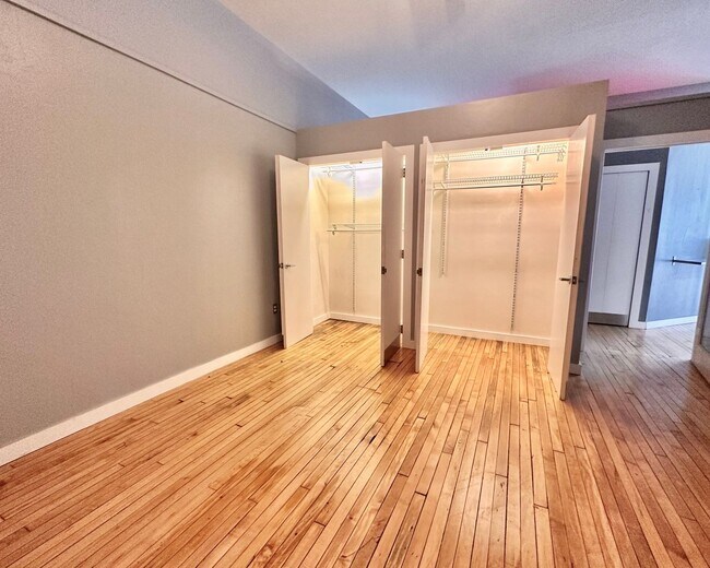 Building Photo - Oversized Downtown 1 Bed, 1 Bath + Den Condo!