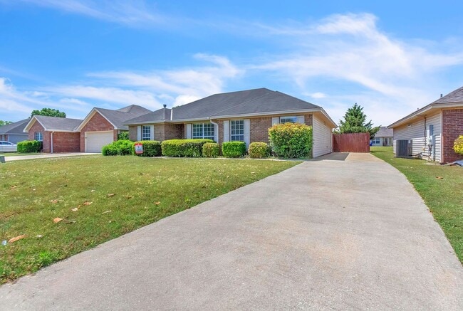 Building Photo - ** 3 Bed 2 Bath located in Cotton Lakes ** Call 334-366-9198 to schedule a self tour