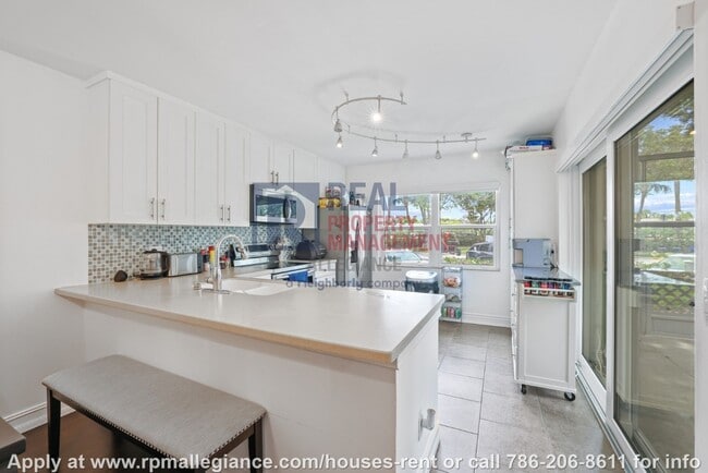 Building Photo - Stylish 2-Bedroom Townhome in Gated Boynto...