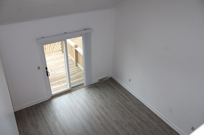 Building Photo - 2 Bedroom Townhome with Attached Garage