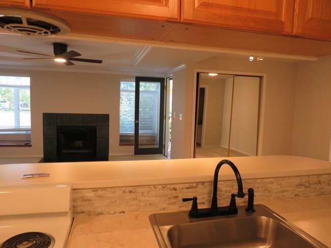 Building Photo - Redmond Downtown Charming 530 sf Studio $ 1695.00 includes parking