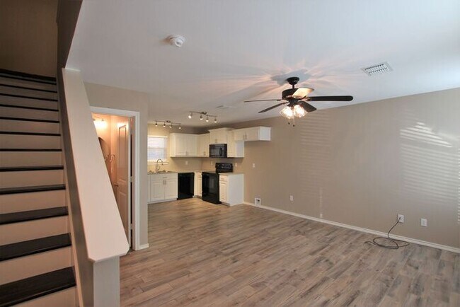 Building Photo - Available Now! 2 Bed 1.5 Bath Townhome! Li...