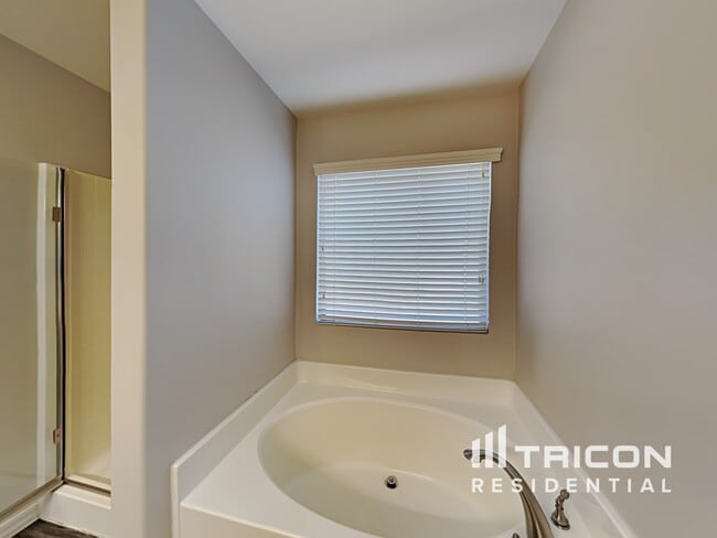 Building Photo - 42780 W Wild Horse Trail