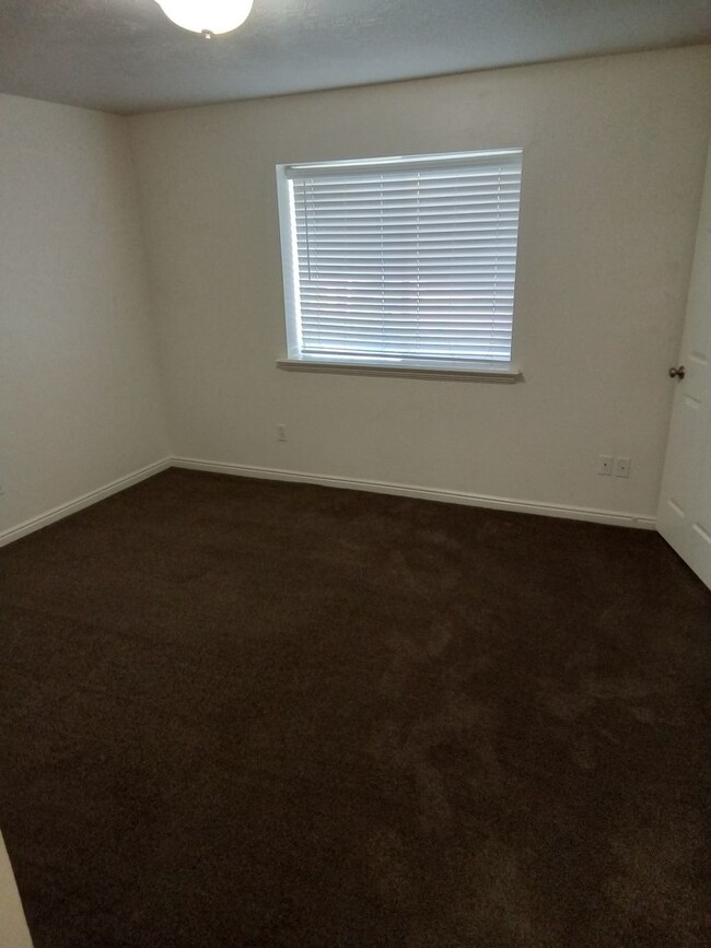 Building Photo - Willow Springs Condo