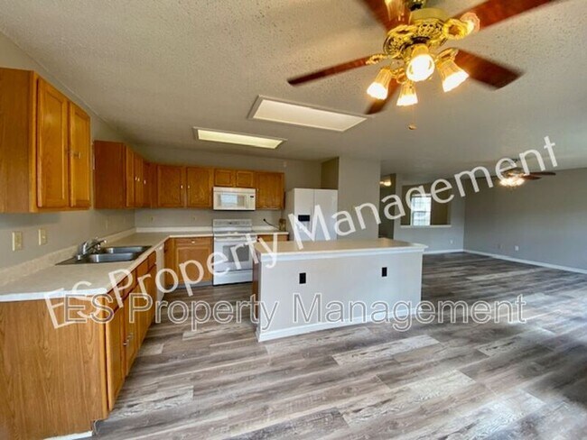 Building Photo - 2180 Shadowbrook Dr