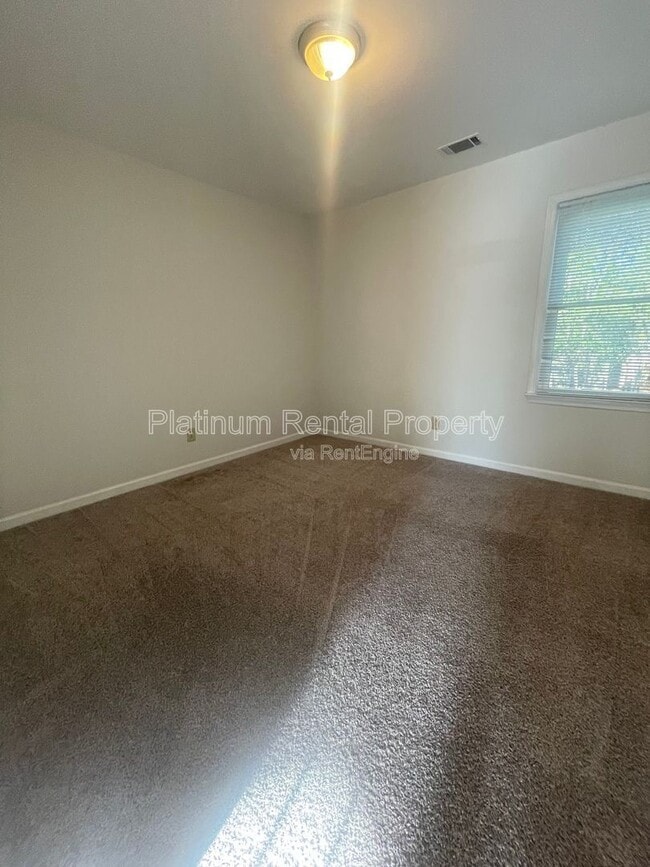 Building Photo - 940 Club Chase Ct