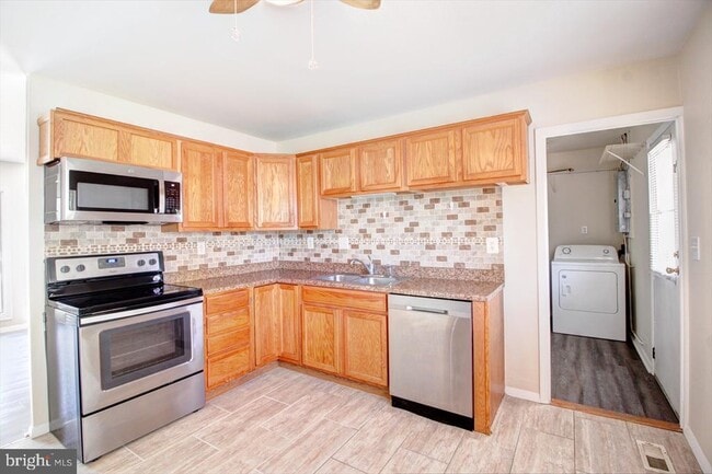 Building Photo - 285 Pinoak Dr
