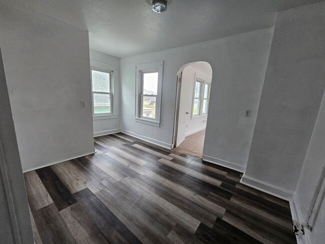 Building Photo - SW 4 bedroom 2 bath with fenced yard