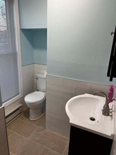 Building Photo - 35 N Colony St