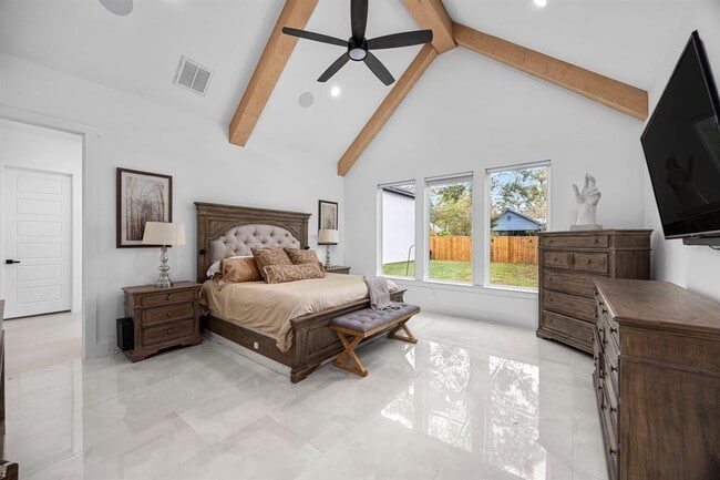 Building Photo - 32810 Oak Creek Dr
