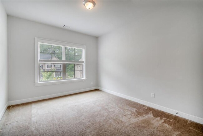 Building Photo - 5210 Mirror Lake Dr