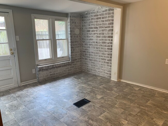 Building Photo - 3 bedroom 1.5 bathroom located in Carlisle...