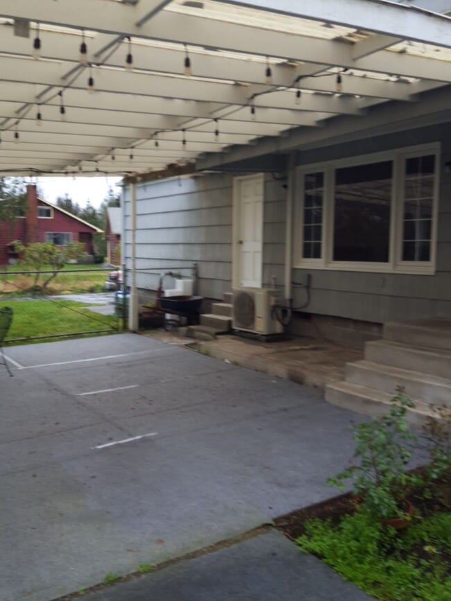 Building Photo - University Place 2bd 2bth, with bonus/office, $2,995 includes yard care and utilities other than ...