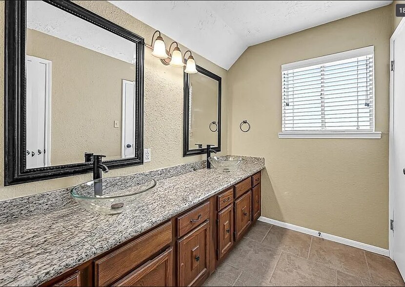 Building Photo - 9611 Crail Dr