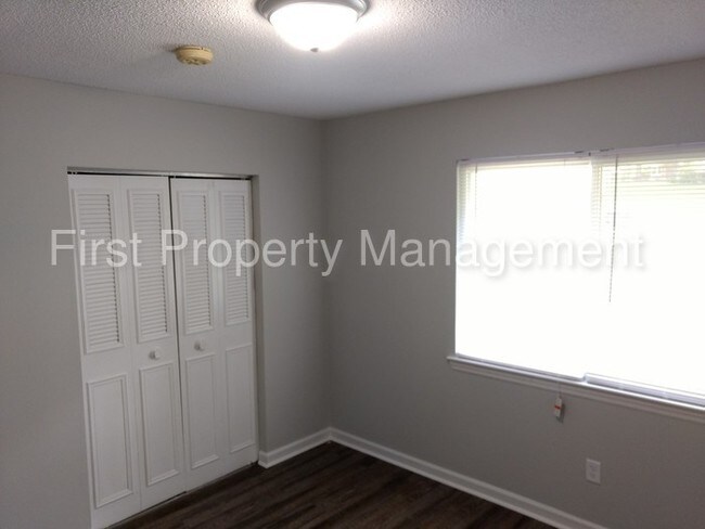 Building Photo - 2 bedroom 1 bath Duplex East Ridge