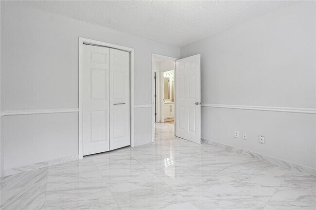 Building Photo - 3149 Lakeview Pkwy