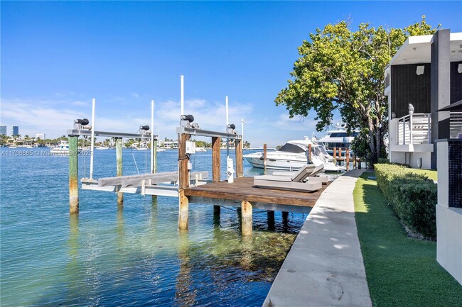 Building Photo - 440 S Hibiscus Dr