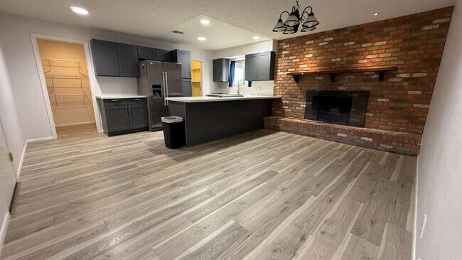 Building Photo - Beautiful Updated Kitchen ,  Large Backyar...