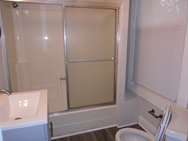 Building Photo - 2538 Ingleside Ave