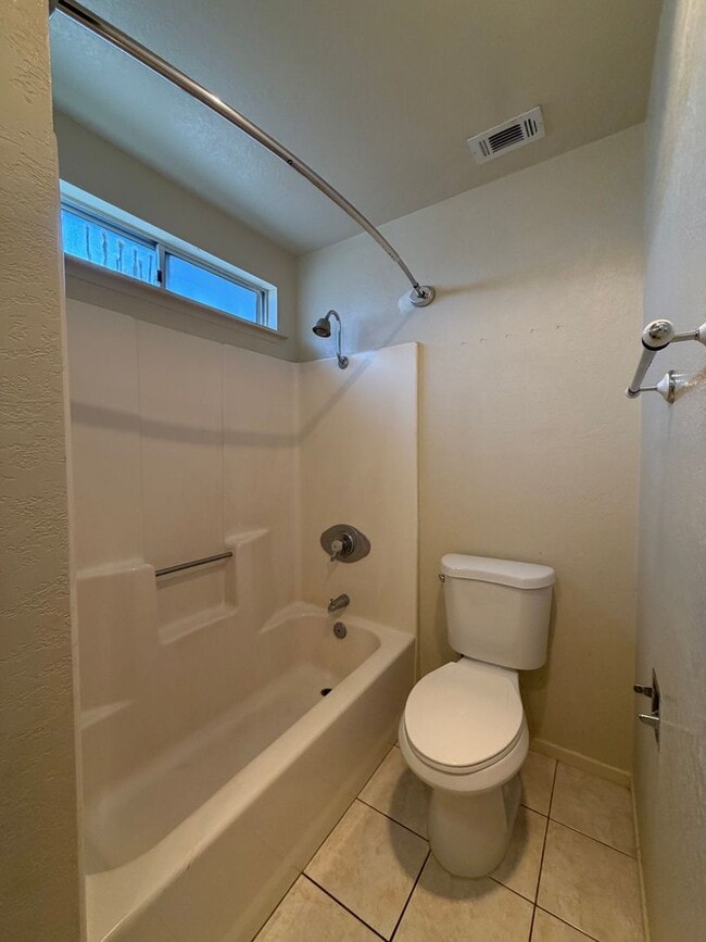 Building Photo - 3 Bedroom 2 Bathroom House with 2 Car Garage Located in Lenwood