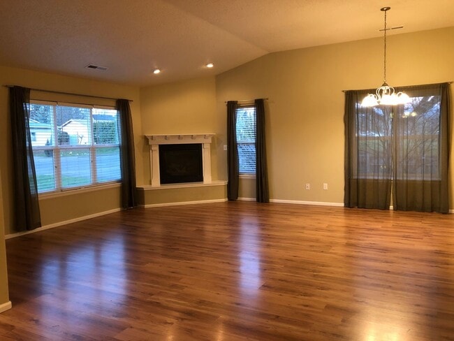 Building Photo - 3 Bed, 2 Bath Dallas Home!