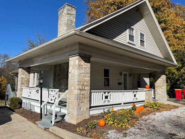 Primary Photo - 107 E Main St