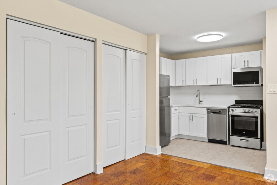Studio, 1BA - 478SF - Kitchen - Park East Apartments
