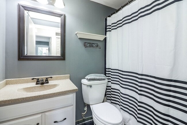 Building Photo - 21S S Fernwood Dr