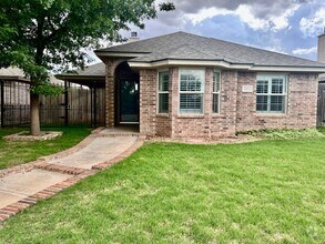 Building Photo - Lakewood Estates Beauty!