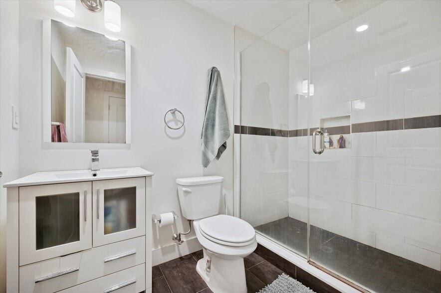 En Suite bath - 970 N Marshall St
