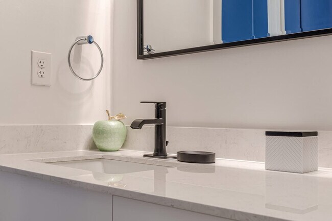 Building Photo - 525 Parkway Dr NE