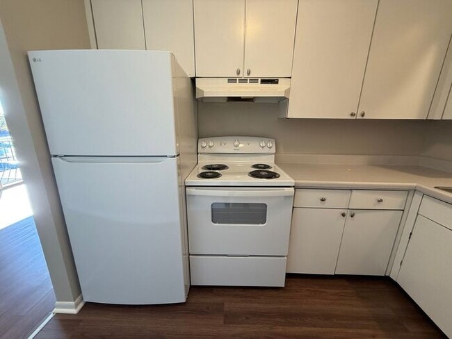 Building Photo - 2 Bedroom Unit was recently renovated. Live walking distance from the downtown square or steps fr...