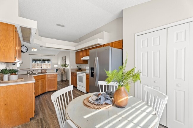 Building Photo - Beautiful Home