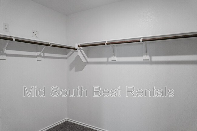 Building Photo - 220 Redwood Rd