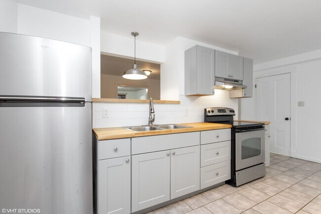 Building Photo - Stylishly Renovated 3 Bedroom 2 bathroom House
