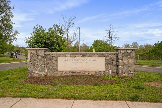 Building Photo - 171 Somervelle St