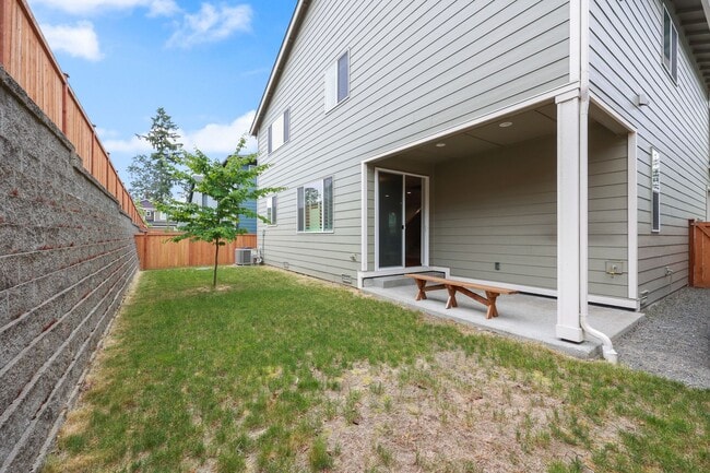 Building Photo - Community beach access! 4 bedrooms 2.5 baths.