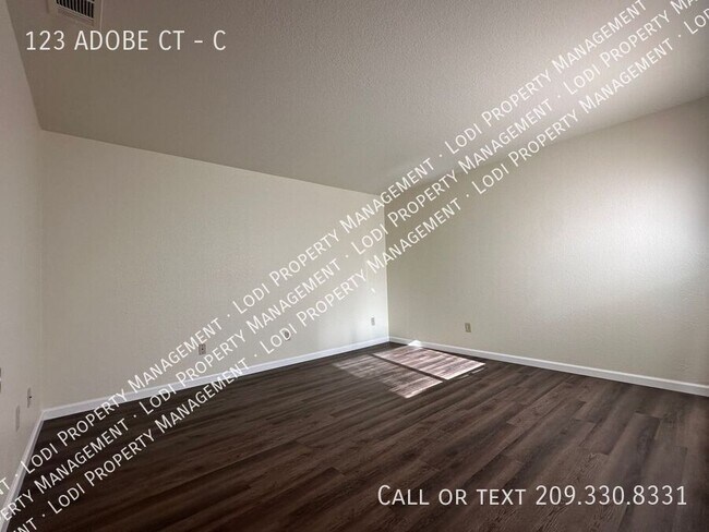 Building Photo - 123 Adobe Ct