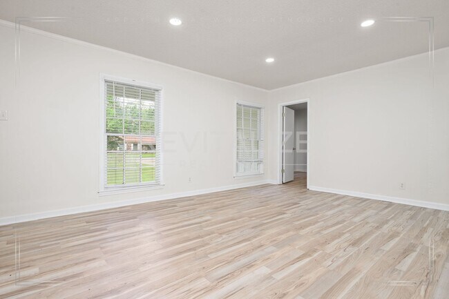 Building Photo - 2505 Robin Hood Dr