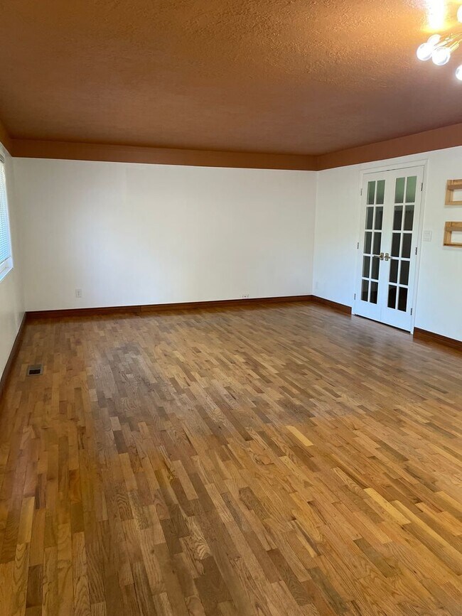 Building Photo - East Medford 3 Bedroom 2 Bathroom