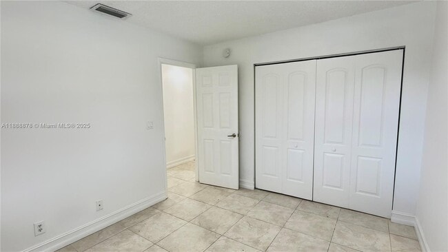 Building Photo - 501 Racquet Club Rd