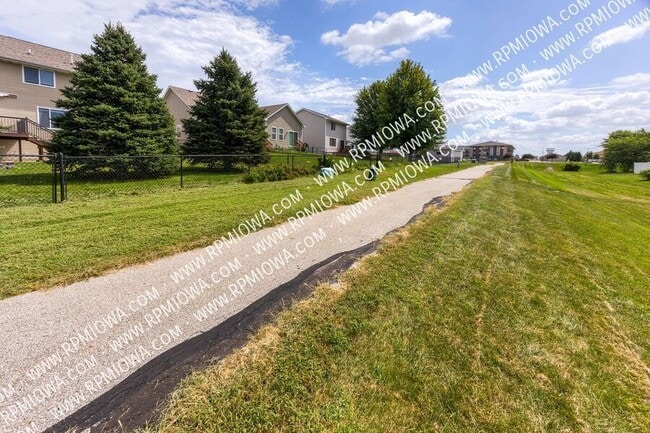 Building Photo - 900 SE Woodbine Dr