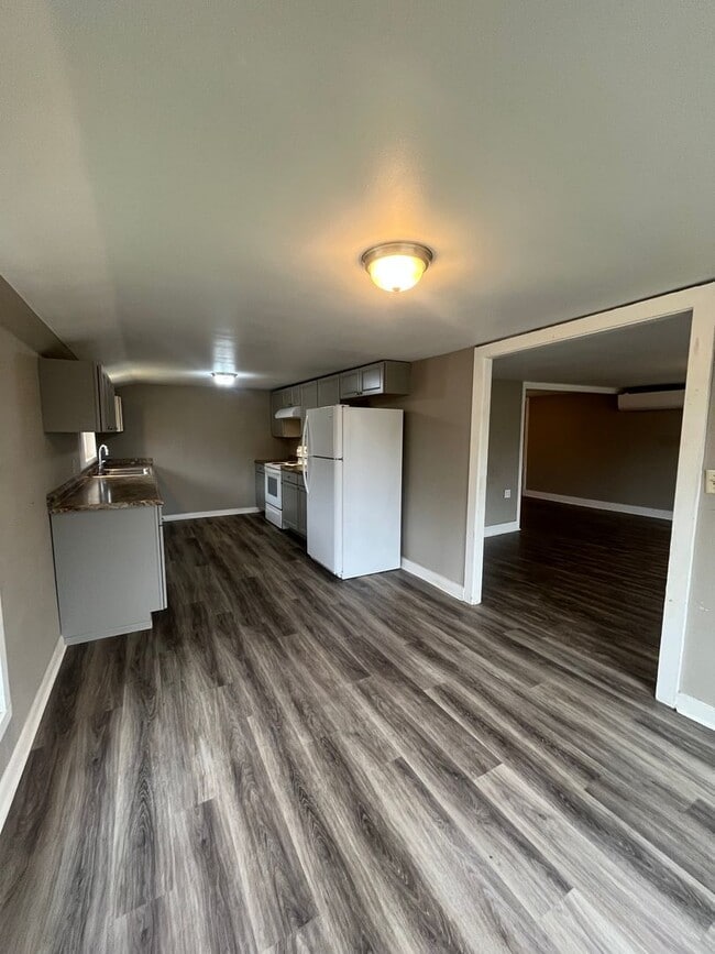 Building Photo - 4-Bedroom 1 1/2-Bath home in Junction City