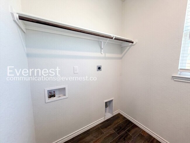 Building Photo - 2212 Hornbeam St