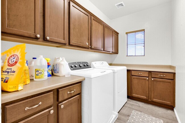 Building Photo - Stylish Home with Loft, Den, Great Room & ...
